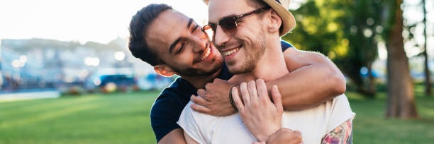 Coppia gay che si abbraccia